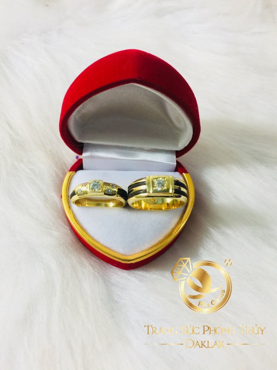 Cặp nhẫn vàng đính KIM CƯƠNG tự nhiên