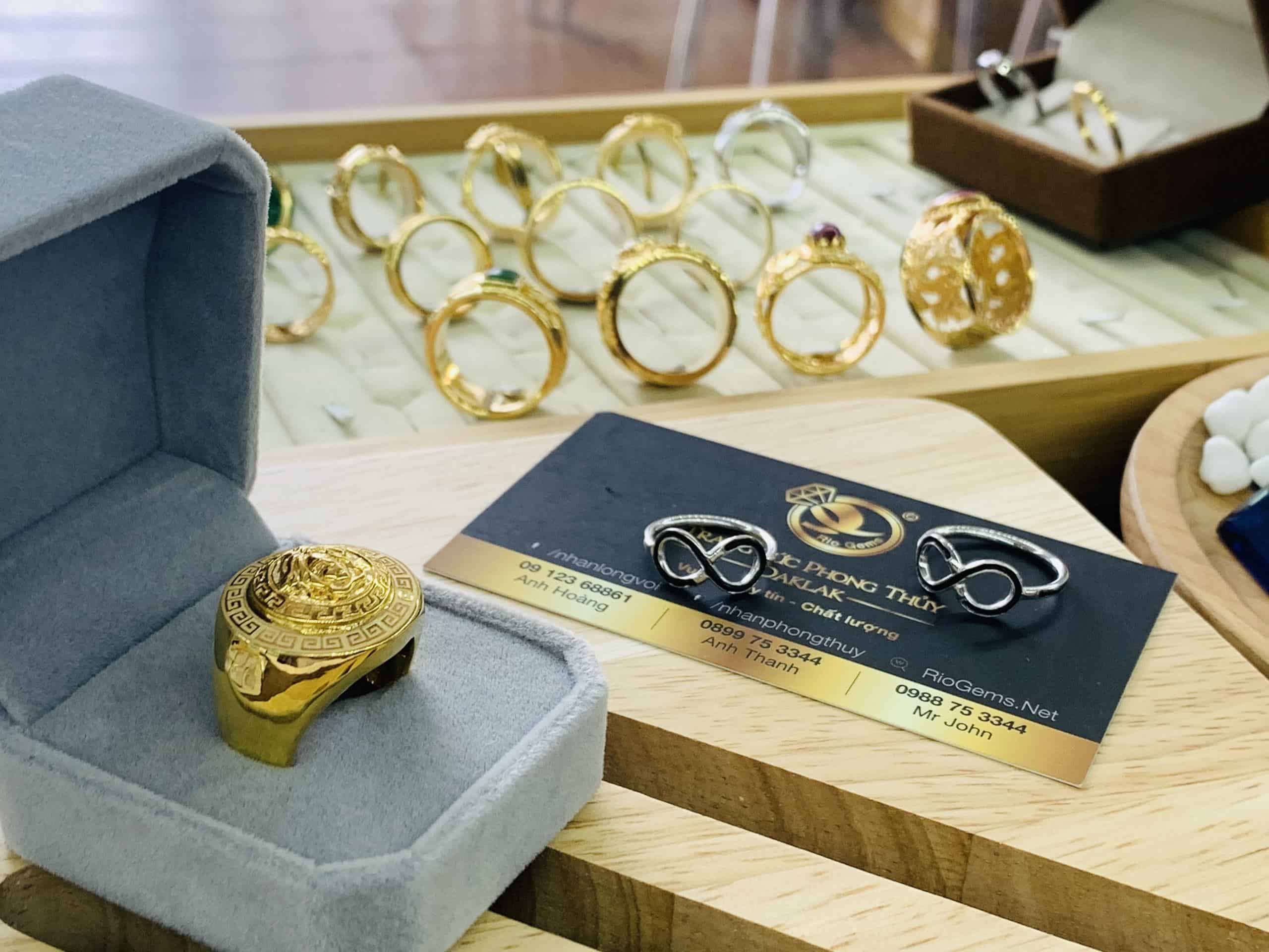 Nhẫn Versace vàng 18K cho nam phong thủy trong kinh doanh