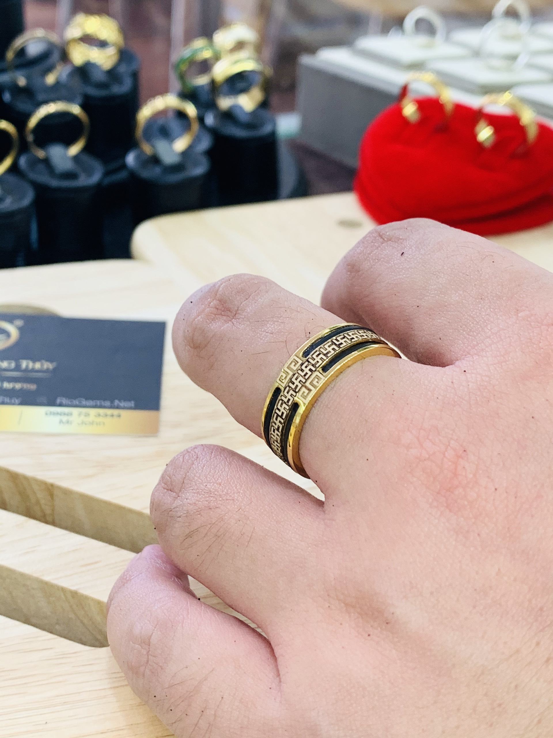 Nhẫn vàng chữ vạn 2 viền lông voi vàng 18K – hợp ngón GIỮA tay TRÁI