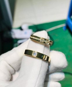 Cặp nhẫn đính hôn vàng 18K đính đá với hai bản to, nhỏ phù hợp với ni tay nam và nữ