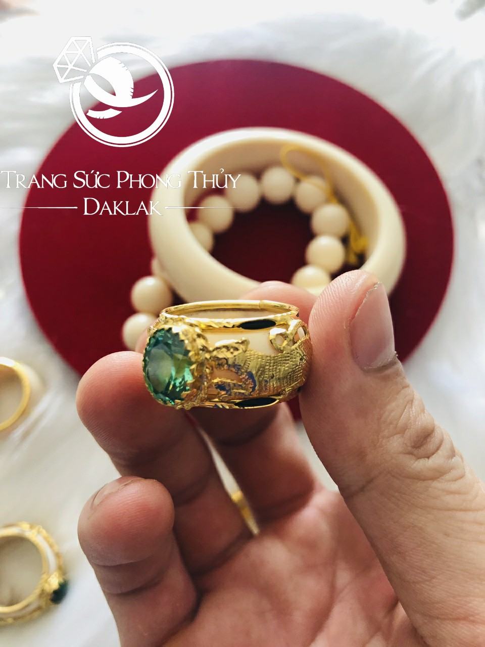 Nhẫn phong thủy đẹp nhất 2 Hổ vàng 18K chầu ngọc Peridot xanh lá (nhẫn trắng FAKE) thiết kế bắt mắt, cuốn hút