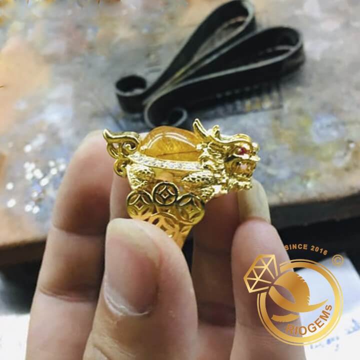 Nhẫn Long Quy Thạch Anh Tóc Vàng Mini được thiết kế vừa ni tay nam và nữ