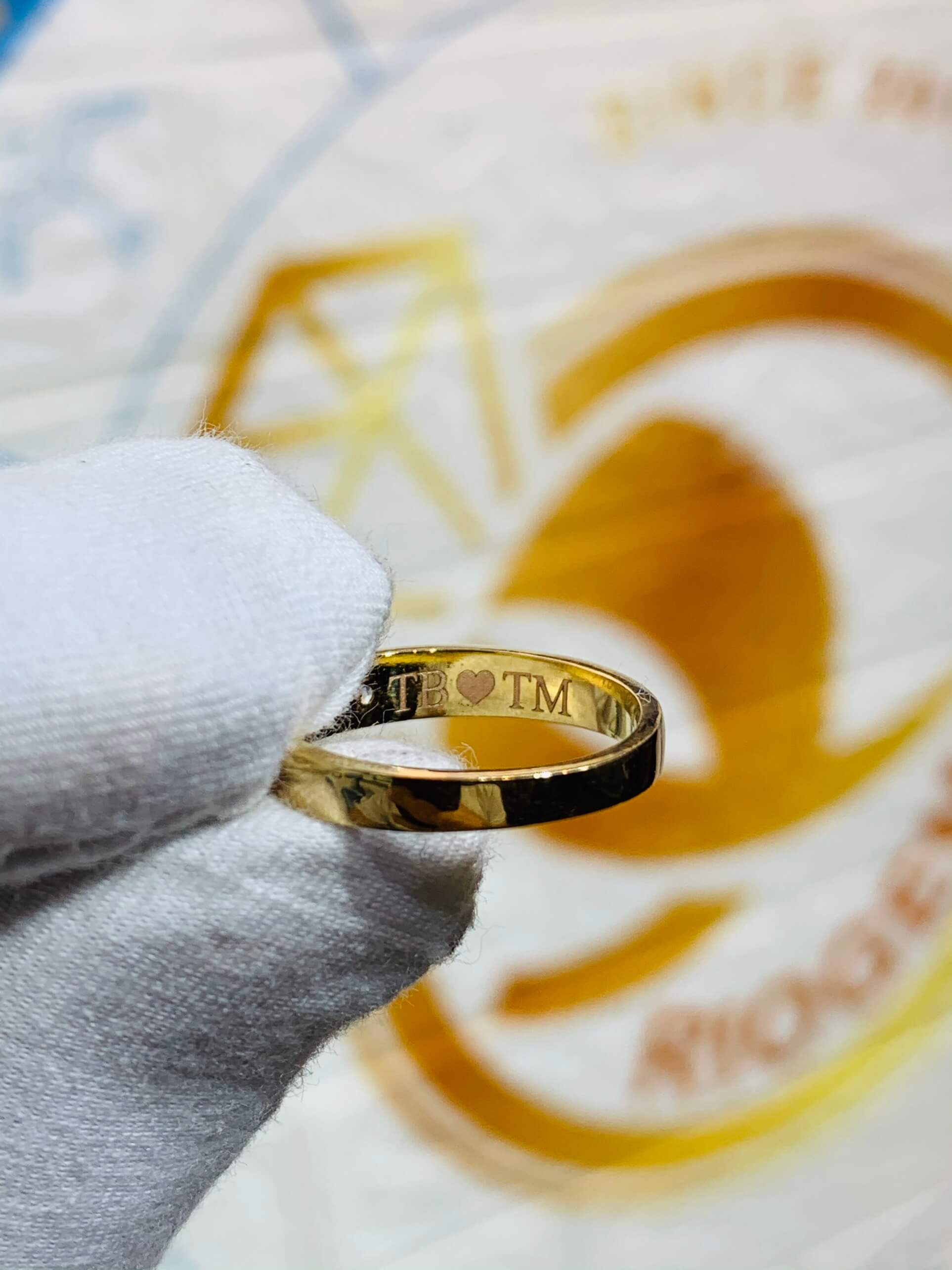 Nhẫn cưới nửa trái tim vàng 18K thể hiện tình yêu bền vững