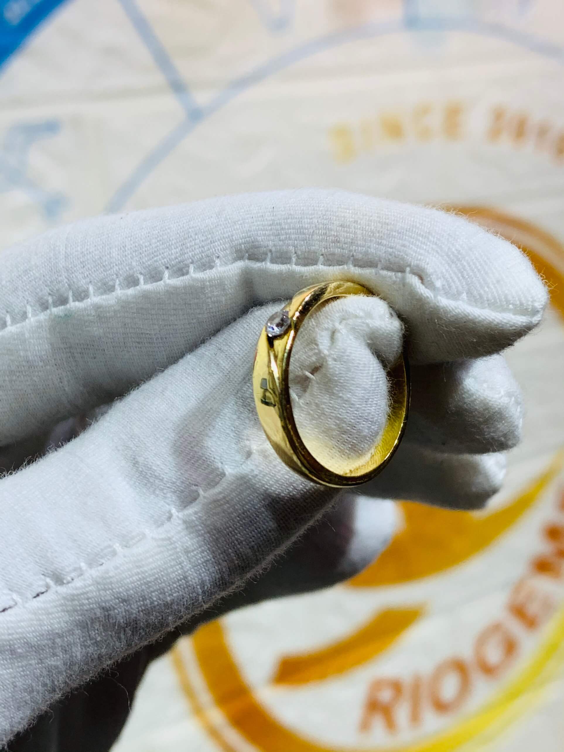 Nhẫn cưới nửa trái tim vàng 18K có tạo hình đẹp mắt