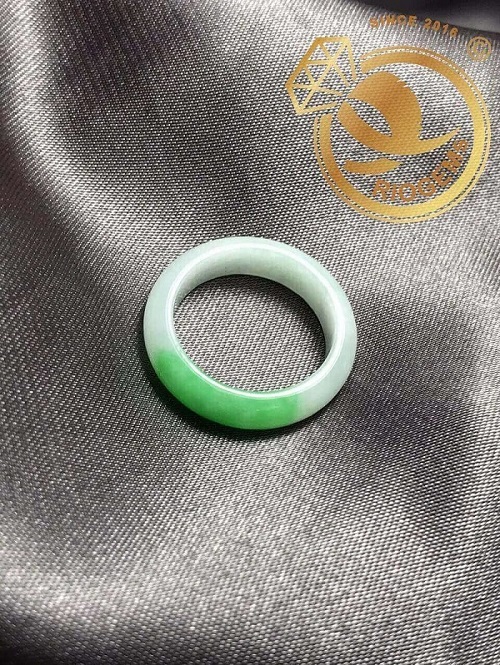 Nhẫn Ngọc Bích màu trắng điểm Thúy Jadeite A TỰ NHIÊN 100% (SJC, LIULAP)- Bảng bo 5mm chất lượng