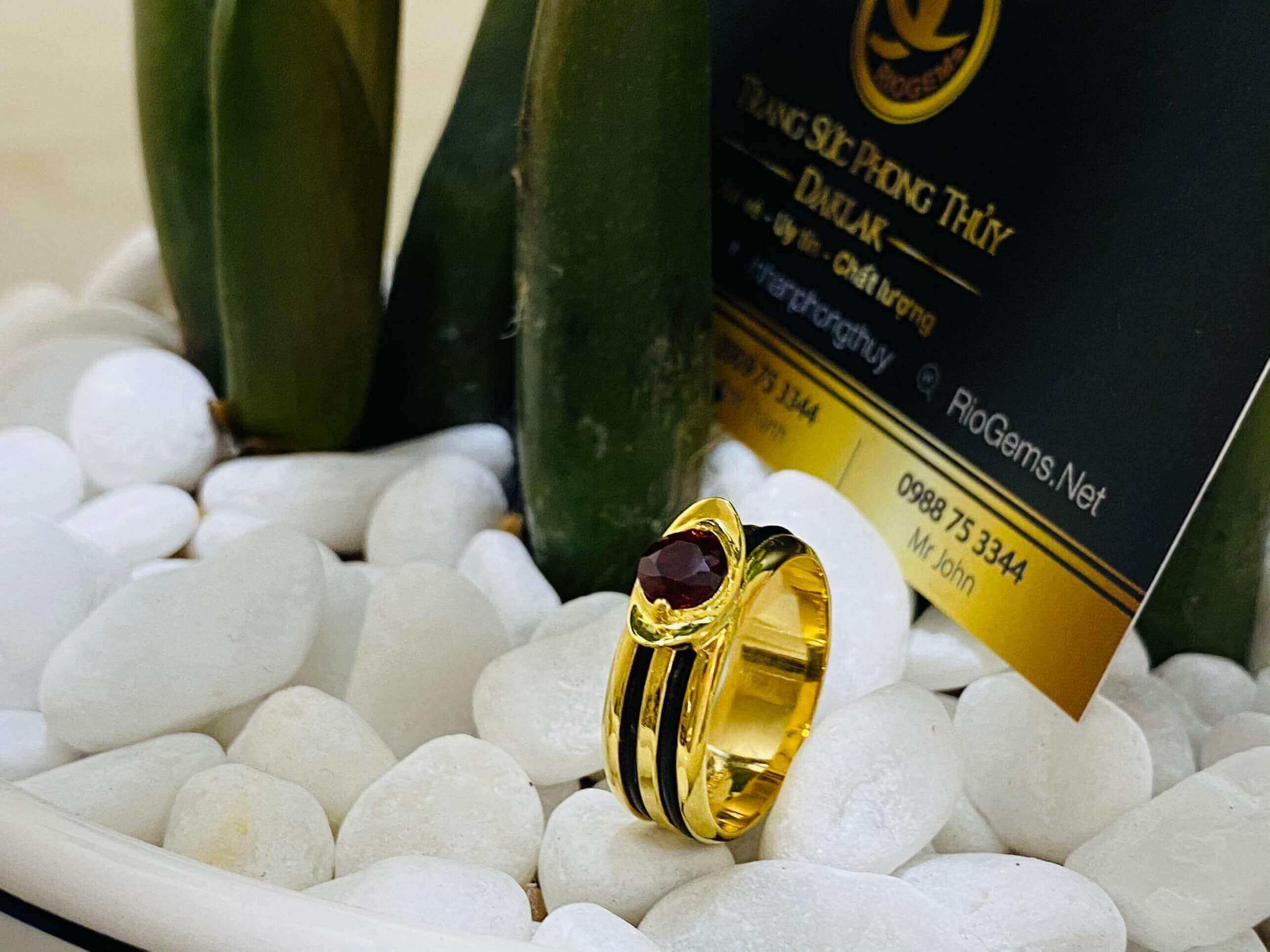 Nhẫn thỏi vàng mặt đá Garnet luồng 2 sợi lông voi thiết kế đơn giản