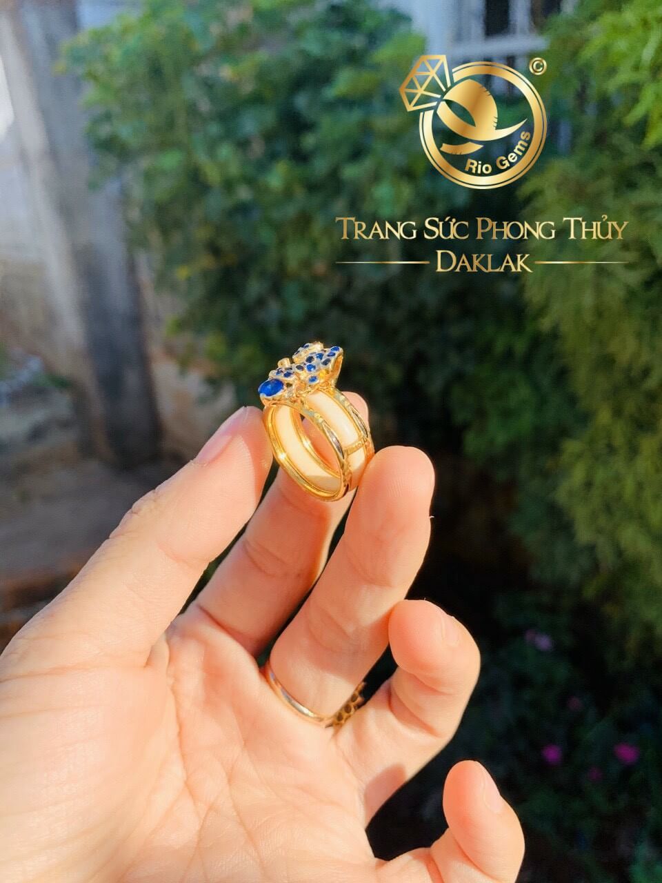 Nhẫn con Cóc vàng đính đá xanh dương mini là sản phẩm mang lại may mắn