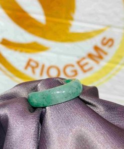 Nhẫn Ngọc Cẩm Thạch xanh lá Jadeite 7mm RIOGEMs vừa tôn vinh vẻ đẹp người đeo vừa mang ý nghĩa phong thủy sâu sắc
