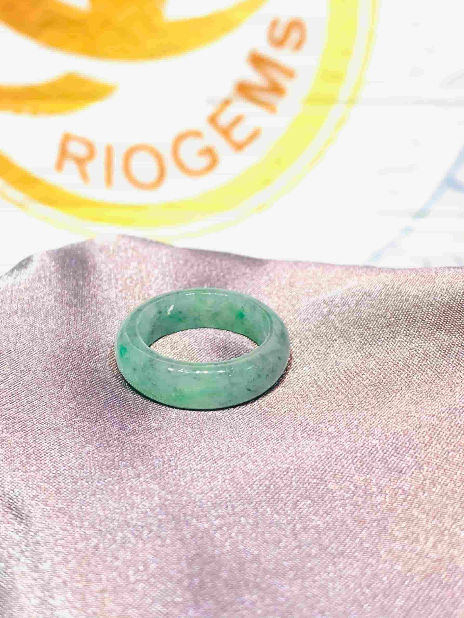 Nhẫn Ngọc Cẩm Thạch xanh lá Jadeite - Bảng bo 7li RioGems được làm đá cẩm thạch tự nhiên