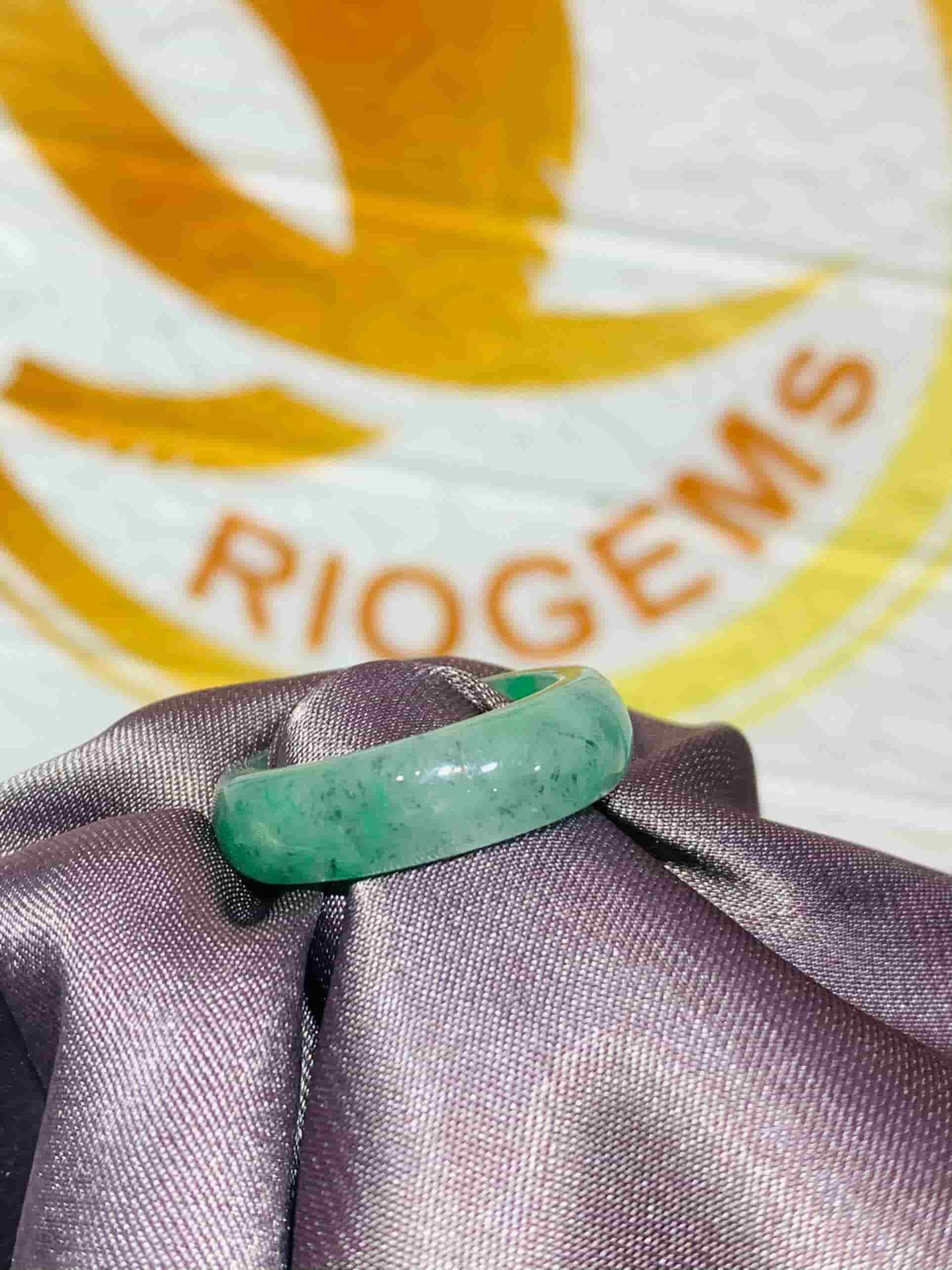 Nhẫn Ngọc Cẩm Thạch xanh lá Jadeite 7mm RIOGEMs vừa tôn vinh vẻ đẹp người đeo vừa mang ý nghĩa phong thủy sâu sắc