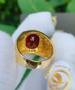Nhẫn chữ LỘC vàng đính Ruby cắt giác Kim Cương được chế tác từ vàng 18K cao cấp kết hợp với đá Ruby cắt giác kim cương đính trên mặt nhẫn