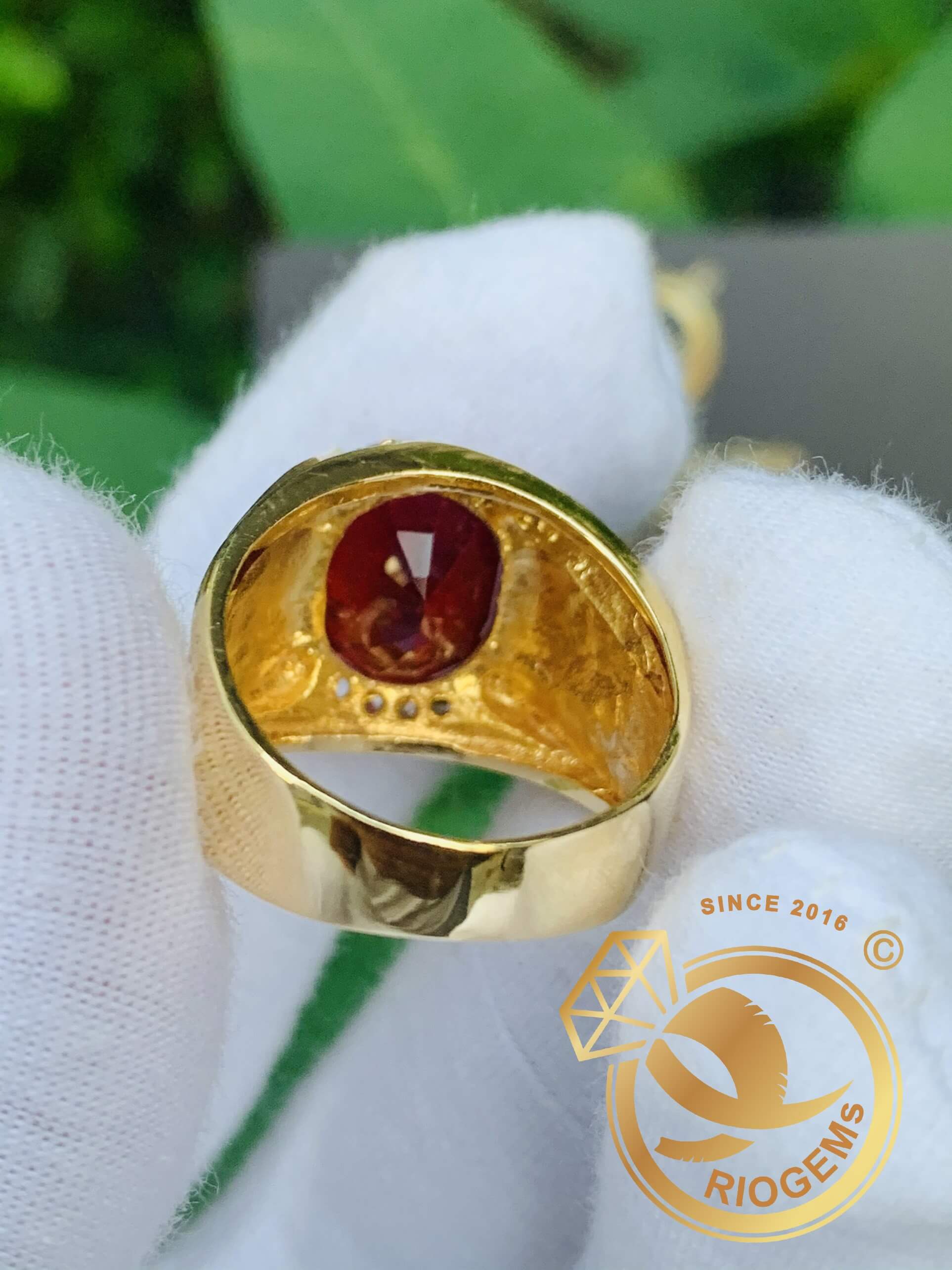 Nhẫn chữ LỘC vàng đính Ruby cắt giác Kim Cương được chế tác từ vàng 18K cao cấp kết hợp với đá Ruby cắt giác kim cương đính trên mặt nhẫn