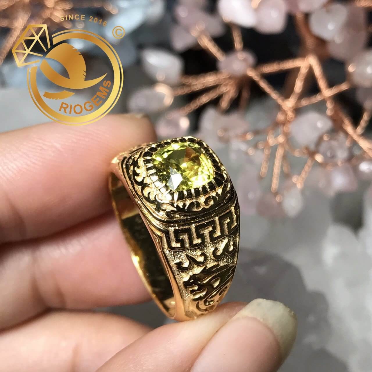 Nhẫn Mỹ chạy hoa văn đính đá Sapphire vàng phù hợp cho người kinh doanh