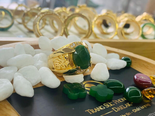 Nhẫn nam vàng 18K khắc chữ Lộc nổi 3D đính Ngọc Bích cắt kim cương thu hút ánh nhìn