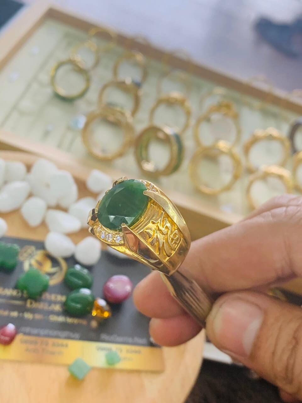 Nhẫn nam vàng 18K khắc chữ Lộc nổi 3D đính Ngọc Bích cắt kim cương bắt mắt