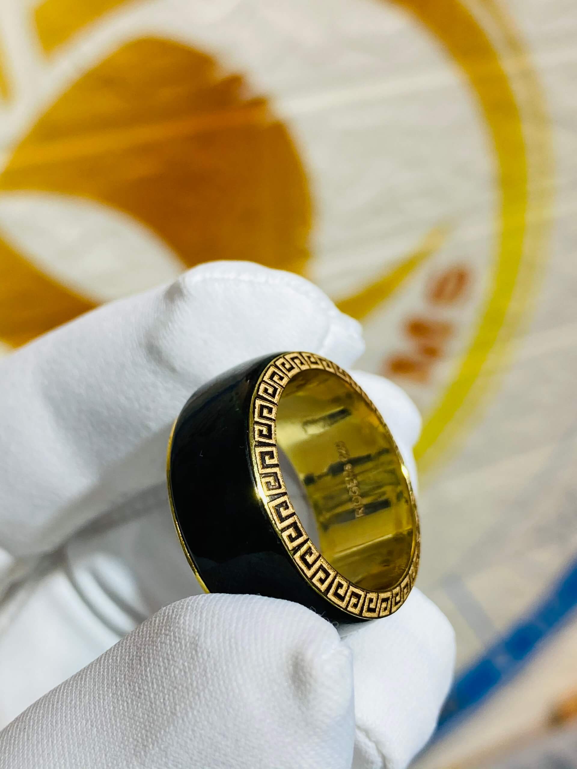 Nhẫn ngón Cái Cẩm Thạch đen TỰ NHIÊN 100% bọc Hoa Văn VÀNG 18K uy tín tại RIOGEMs