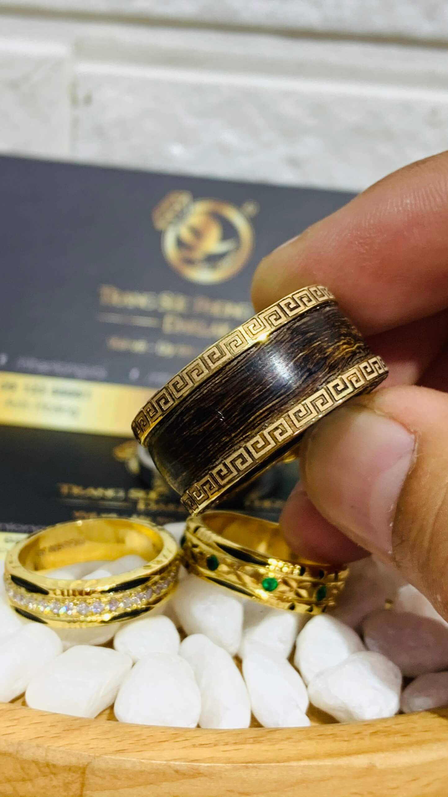 Nhẫn trầm hương bọc rồng cuộn vàng 18K 2 viền hoa văn phong thủy đem lại nhiều may mắn