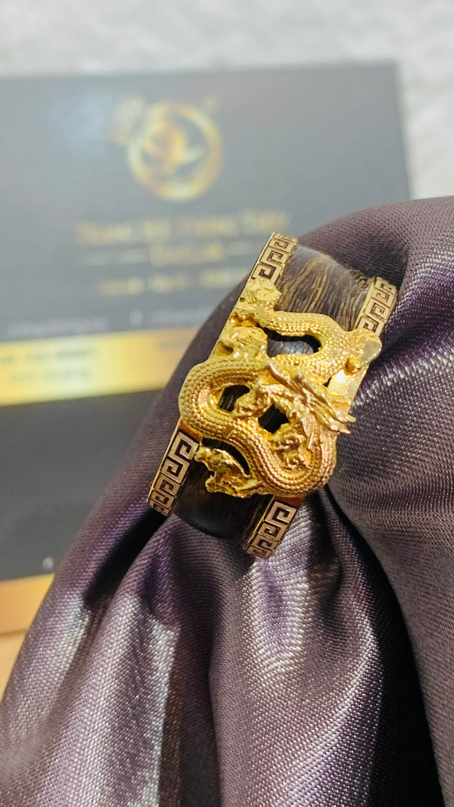 Nhẫn trầm hương bọc rồng cuộn vàng 18K 2 viền hoa văn phong thủy được gia công tinh tế tại RIOGEMs