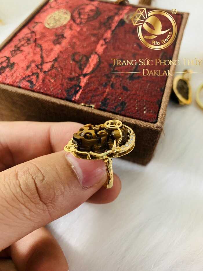 Nhẫn Tỳ Hưu nữ đá Mắt Hổ bọc vàng 18K đơn giản nhưng có nét đẹp ấn tượng riêng