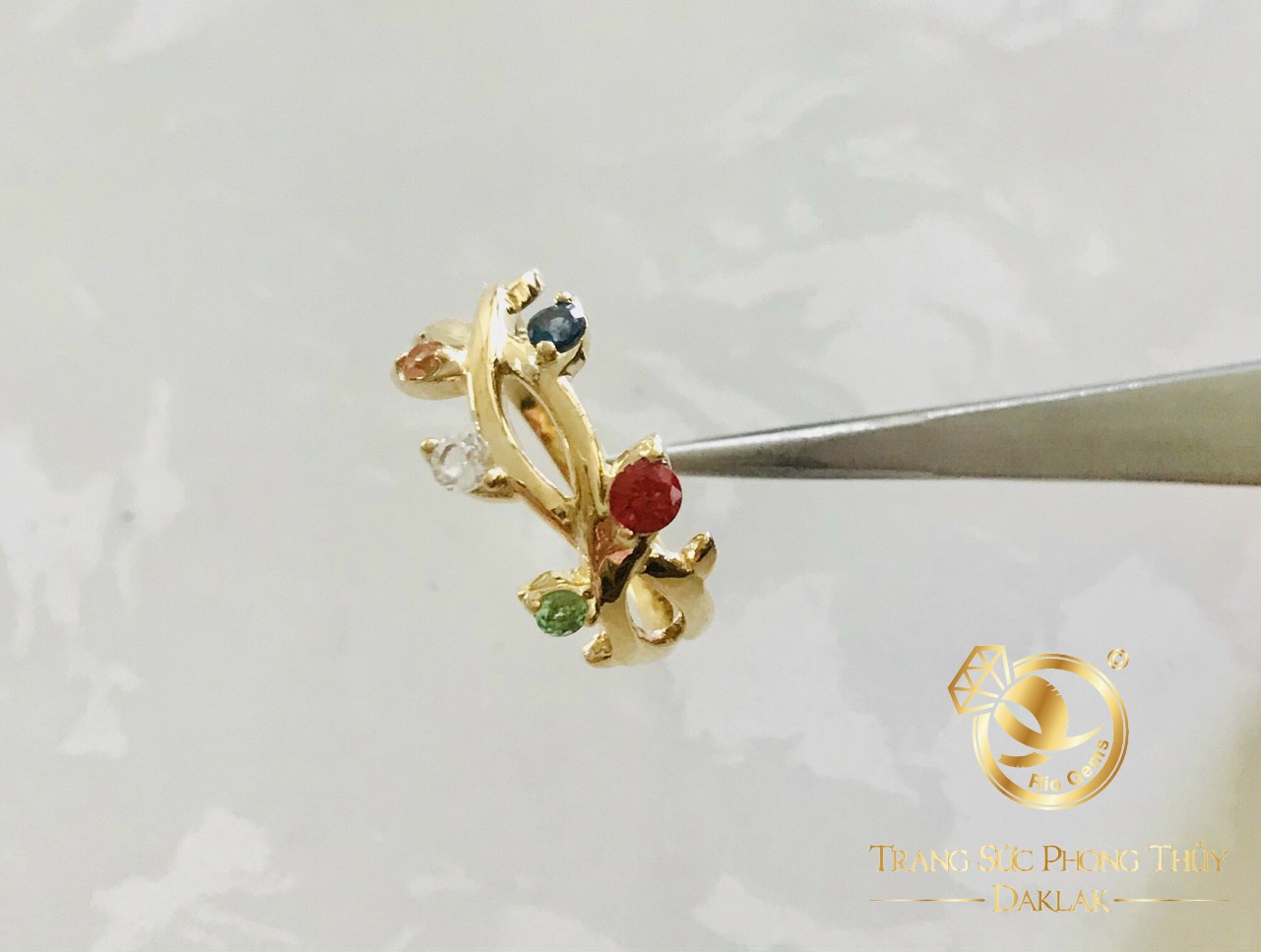 Nhẫn vàng ngũ sắc đính Tuocmalink đa sắc tôn vinh nét đẹp Việt