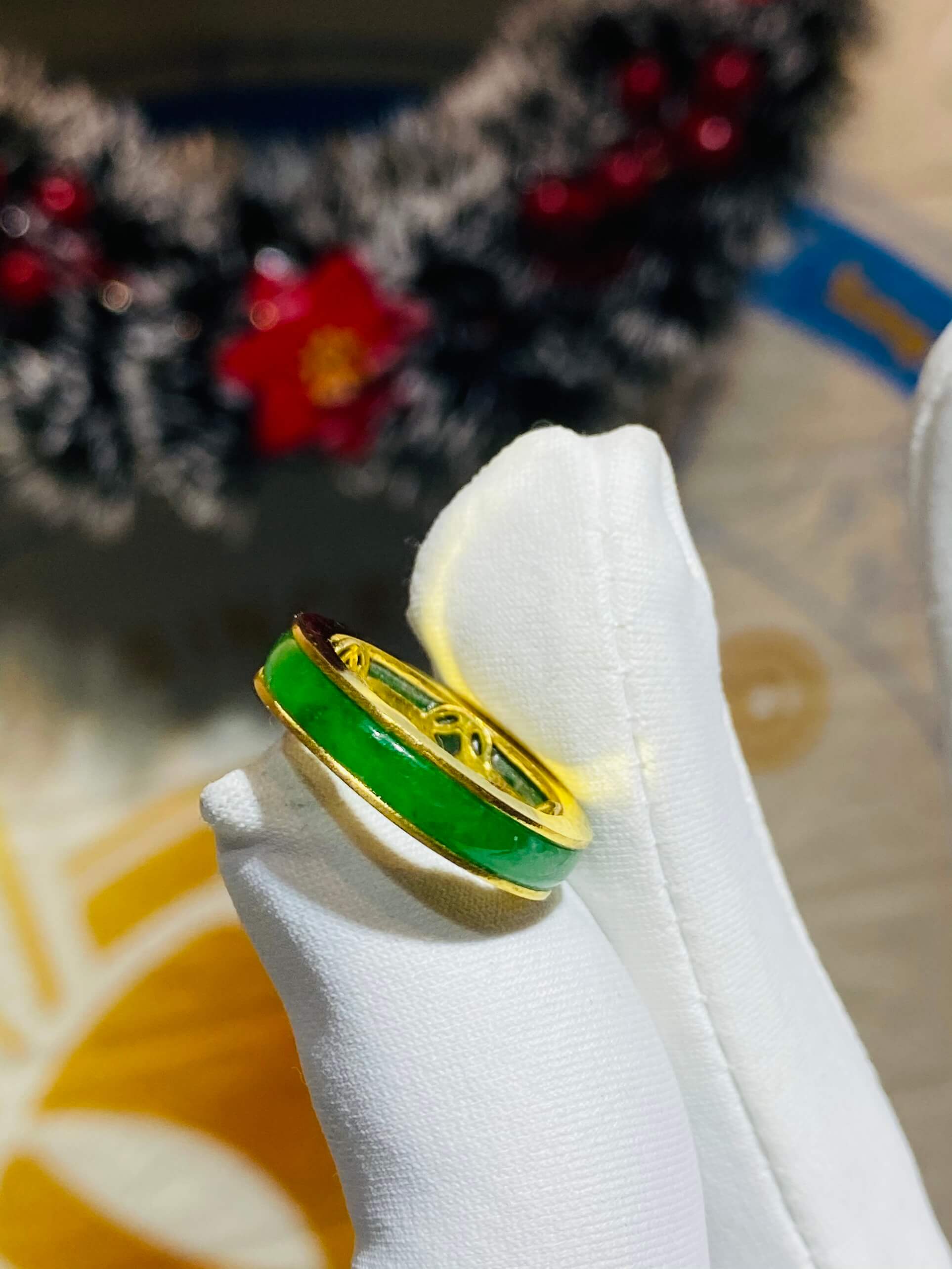 Nhẫn ngọc Jadeite bọc 5 đồng tiền vàng 18K chiêu TÀI LỘC đeo ngón Út sở hữu thiết kế tinh xảo