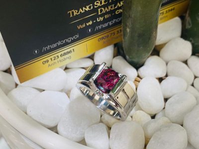 Nhan-phong-thuy-nam-vang-trang-Riogems