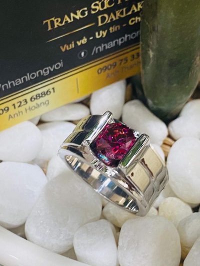 Nhan-phong-thuy-nam-vang-trang-Riogems