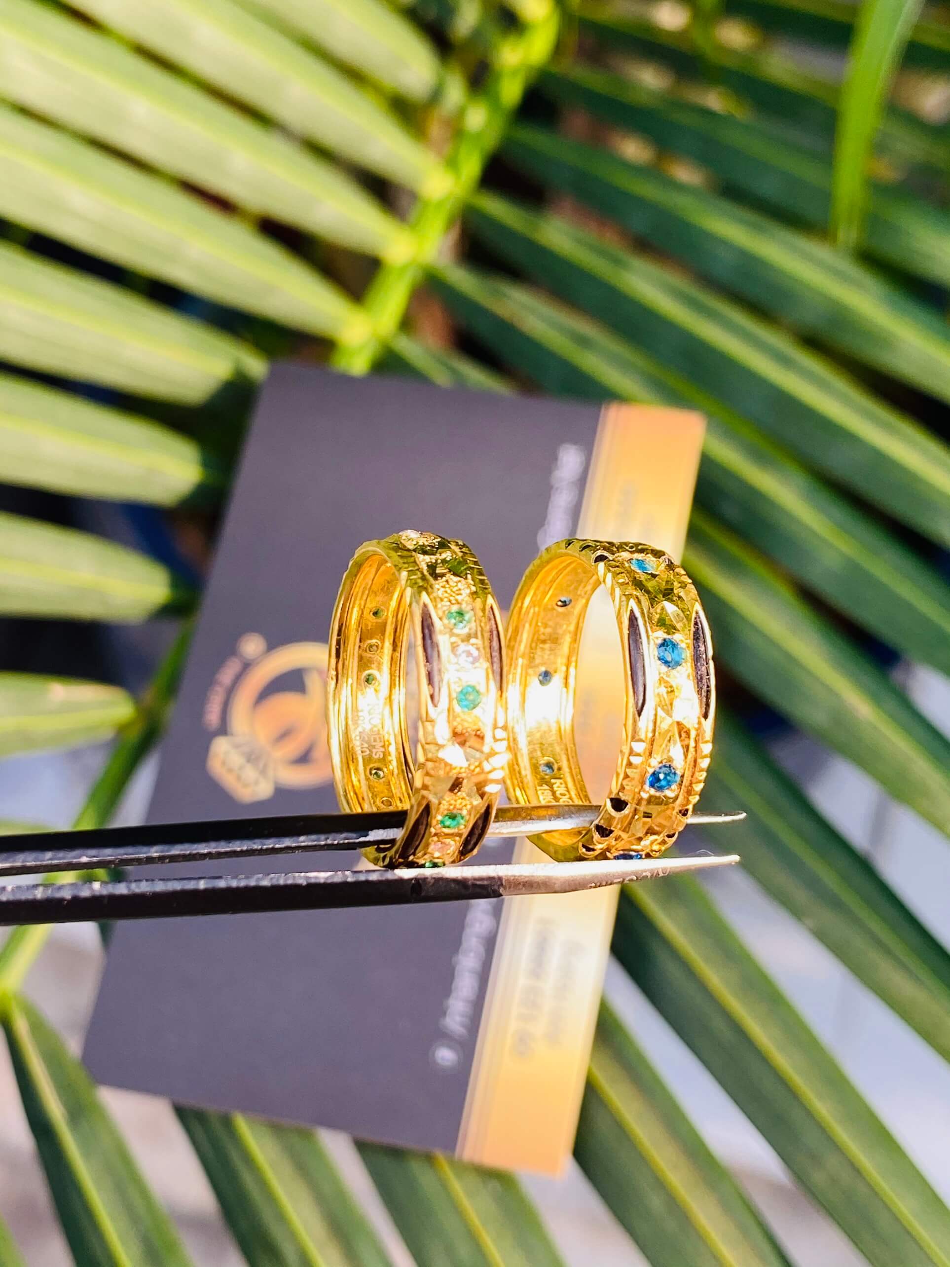 Cặp nhẫn cưới nam nữ phong thủy được làm từ chất liệu vàng 18K