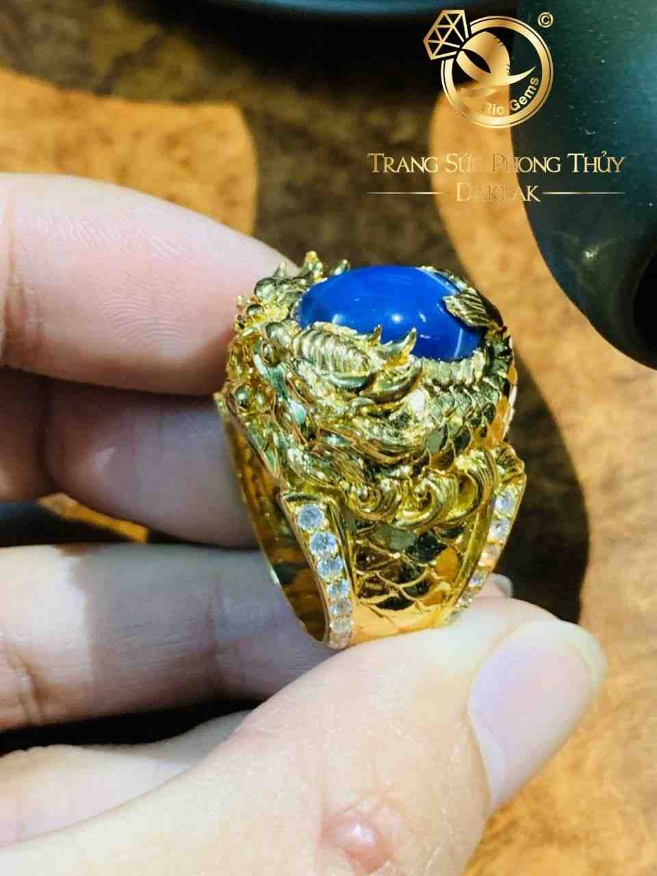 Nhẫn nam vàng Cá Chép hóa Rồng chầu ngọc Sapphire