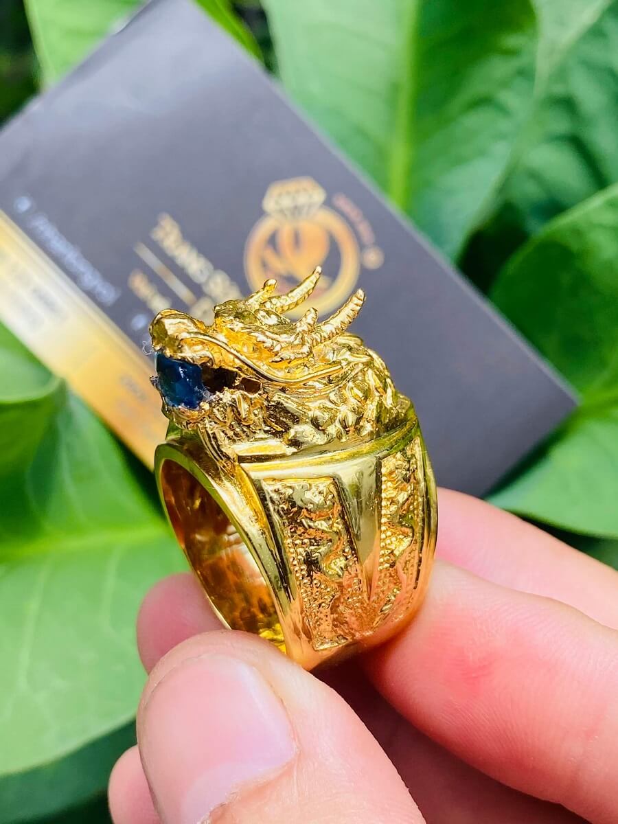 Nhẫn đầu Rồng vàng 18K 3D ngậm ngọc Topaz hợp nam mệnh Mộc Thủy giá trị cao