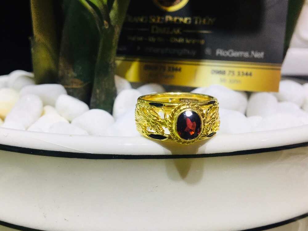 Nhẫn Rồng vàng 18K đá Garnet đỏ 2 viền lông (lông FAKE) đẹp