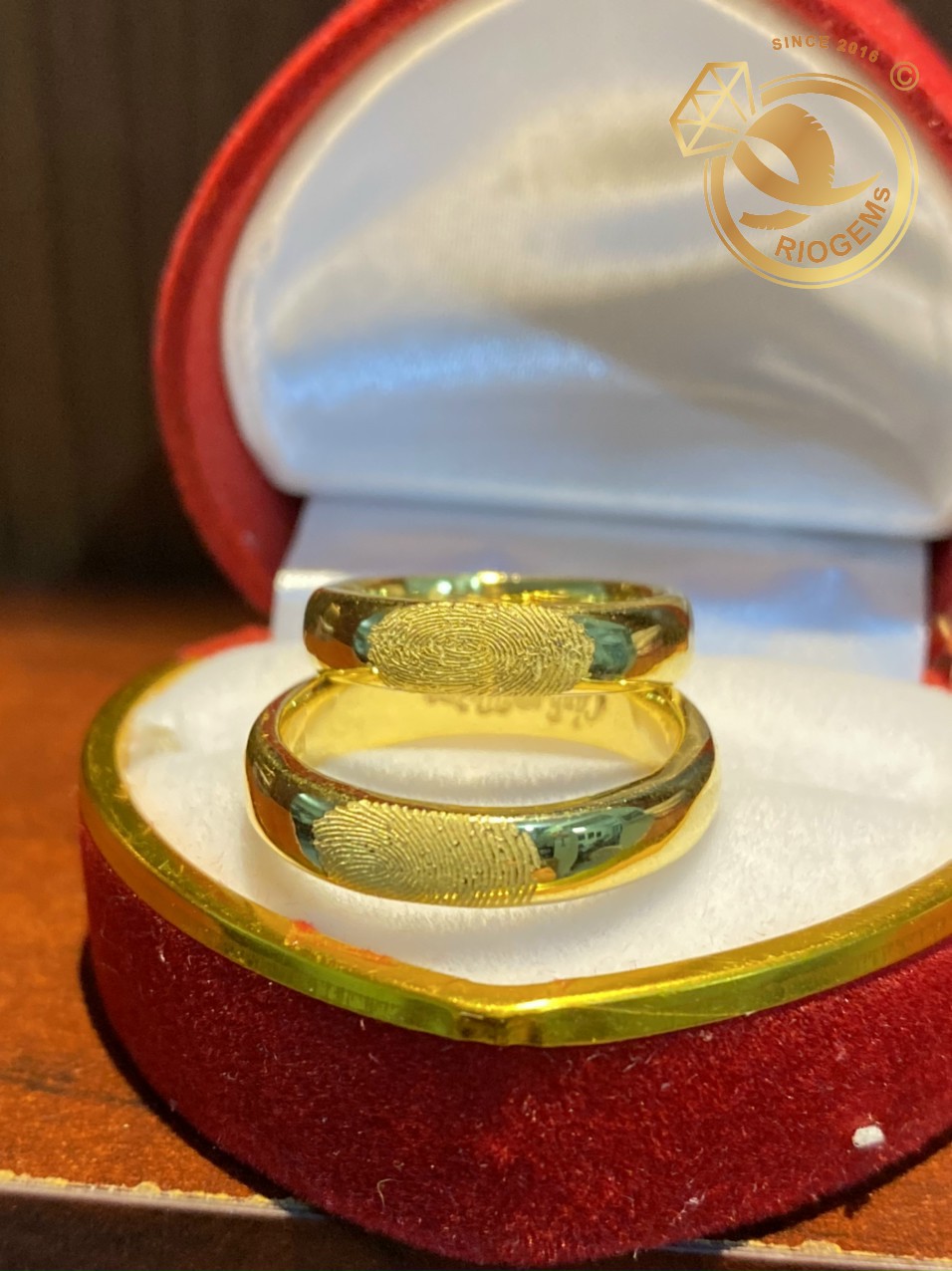 Nhẫn cưới vàng 9999 đính cặp vân tay BAO ĐỘC là sản phẩm uy tín tại RIOGEMs