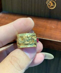Nhẫn rồng 3D vàng 18K chầu ngọc Garnet