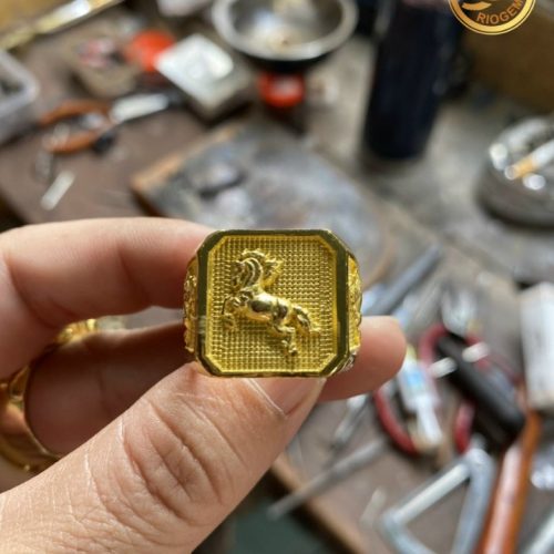 Nhan VANG nam mat vuong cho khach tuoi NGO 1 nhẫn vàng mặt vuông nam