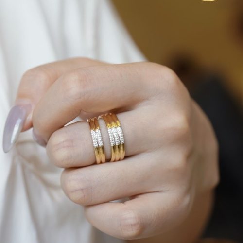 đeo nhẫn cặp đôi